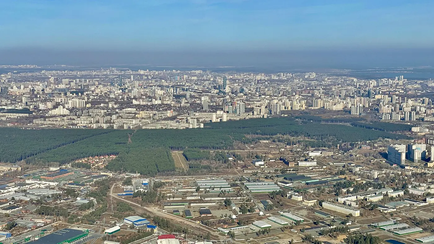 Вид на юг Екатеринбурга, в центре Юго-Западный лесопарк, Юго-Западный